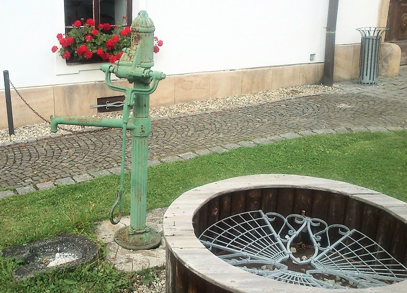 studna bez jména (9000)