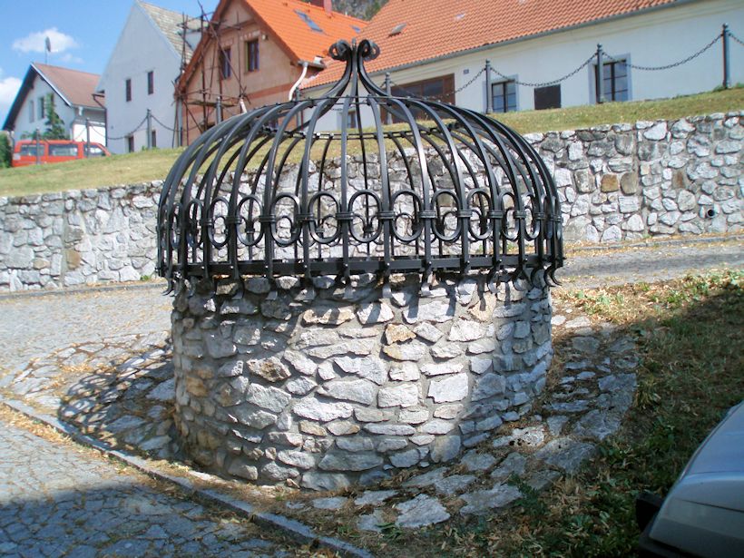 studna bez jména (10019)