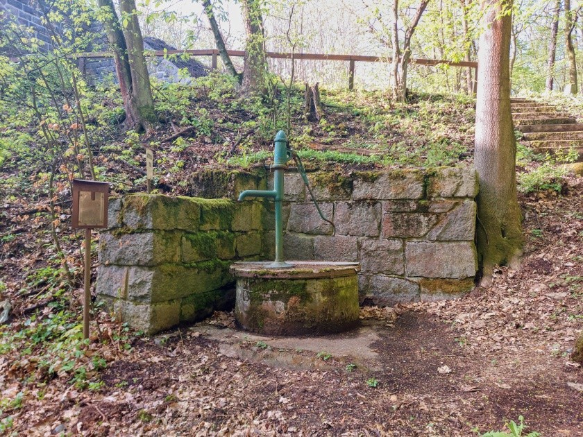 studna bez jména (9386)
